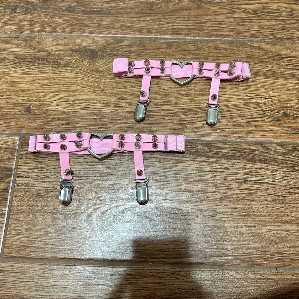 Women’s spiked heart pink leg garters